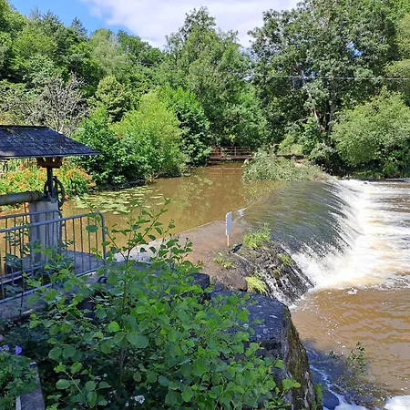 Belle Maison Au Bord De L'eau *
