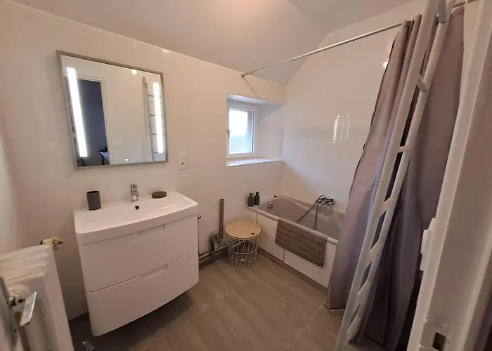 Belle Maison Au Bord De L'eau